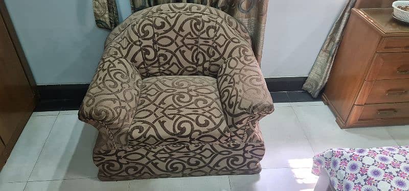 5 seater sofa set in very good condition. 2