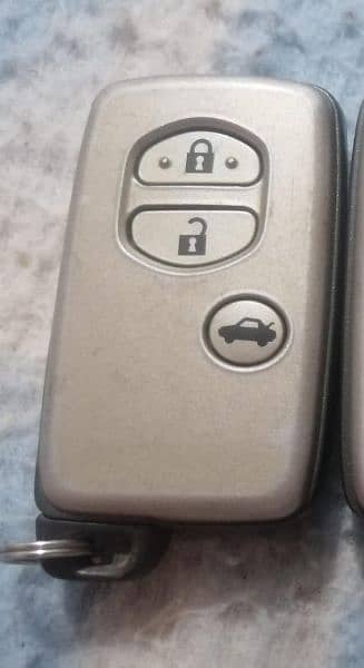 Toyota v8 2004 model remote available 1