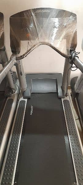 Life Fitness Fully Commercial Treadmill Machine 1
