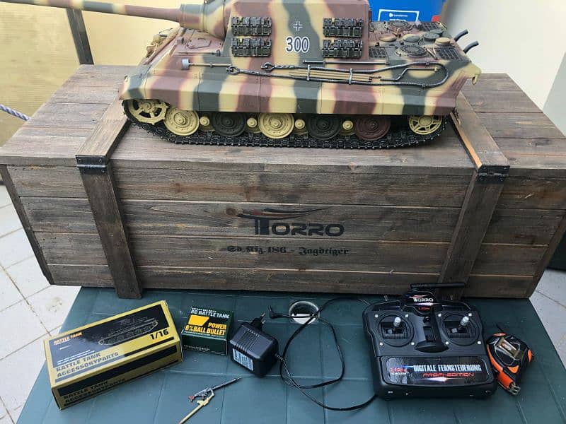 1/16 RC JAGDTIGER from Torro
with wooden box. 0