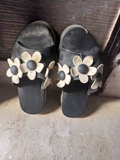 2 pairs slippers