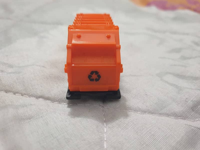 Maisto Garbage Truck Orange 4
