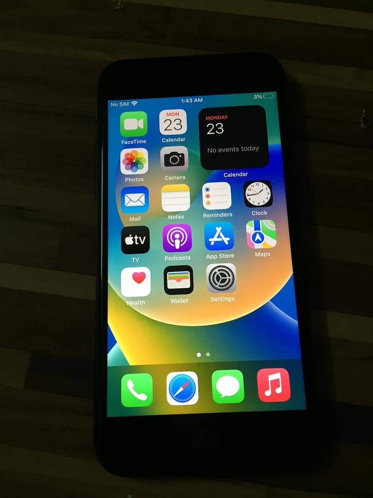 Iphone 8 64 gb non pta 10 /10 condition 4