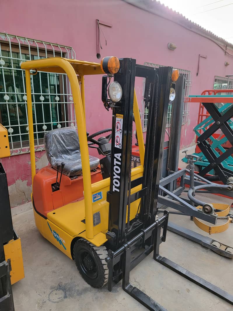TOYOTA 500 Kg Battery Operated Mini Electric Forklift Lifter for Sale 6