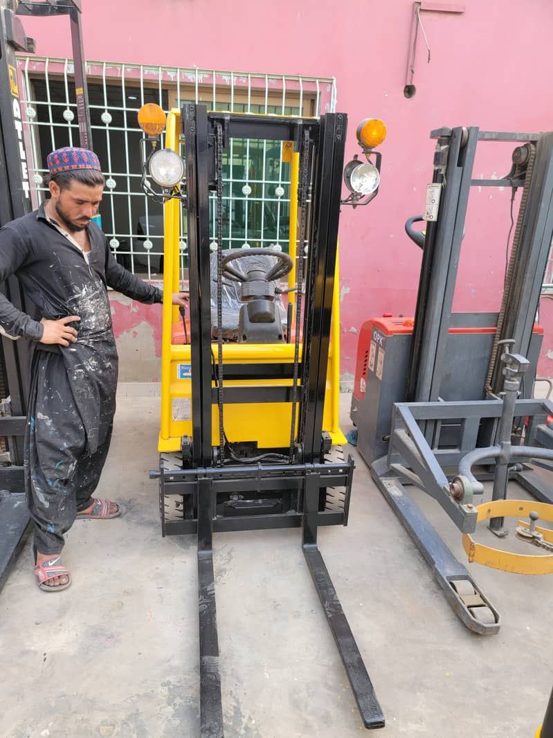 TOYOTA 500 Kg Battery Operated Mini Electric Forklift Lifter for Sale 9