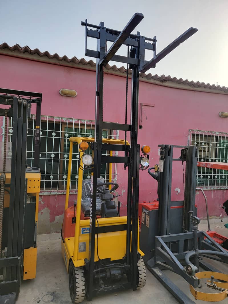 TOYOTA 500 Kg Battery Operated Mini Electric Forklift Lifter for Sale 11
