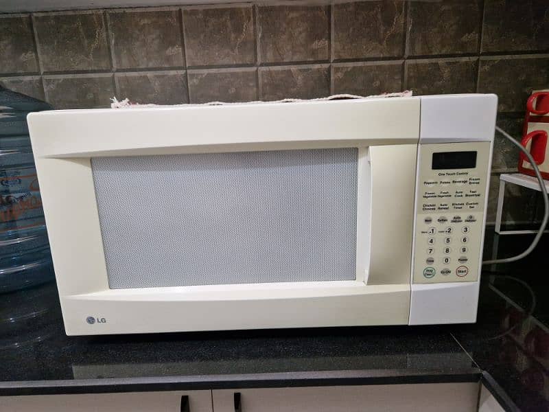 LG full size 60 litres microwave oven in mint condition . 0