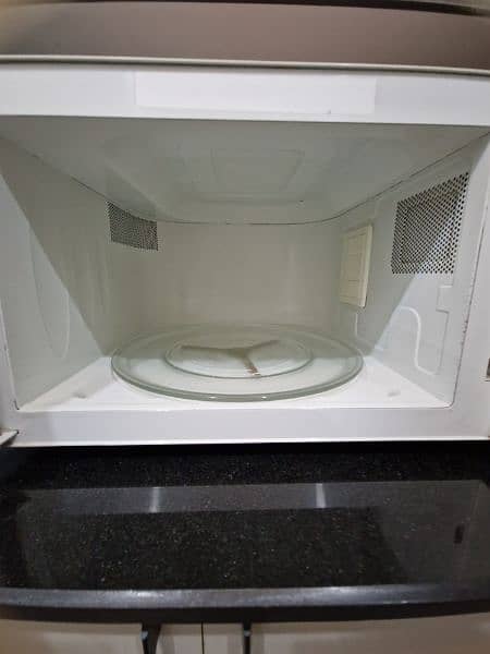LG full size 60 litres microwave oven in mint condition . 7