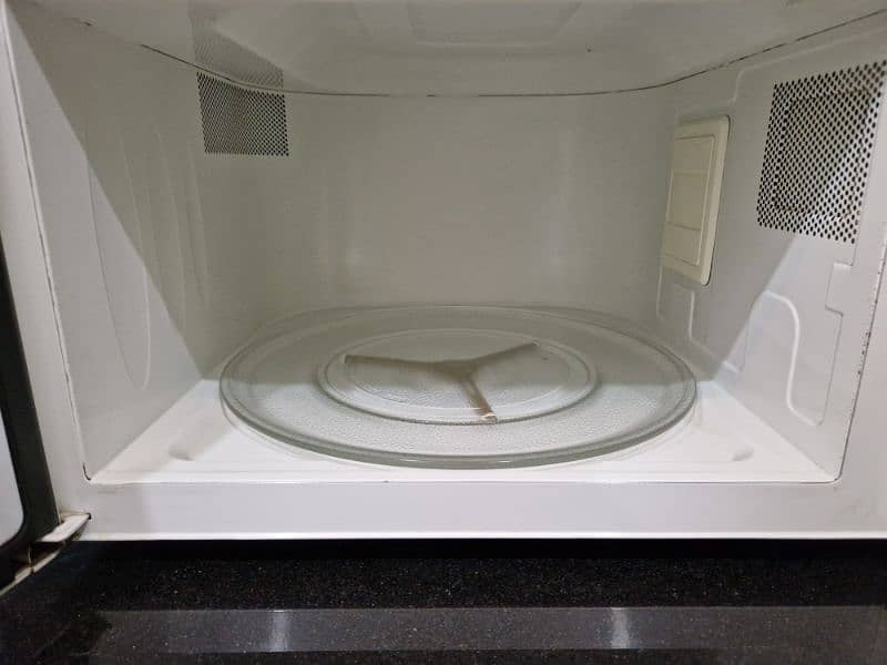 LG full size 60 litres microwave oven in mint condition . 8