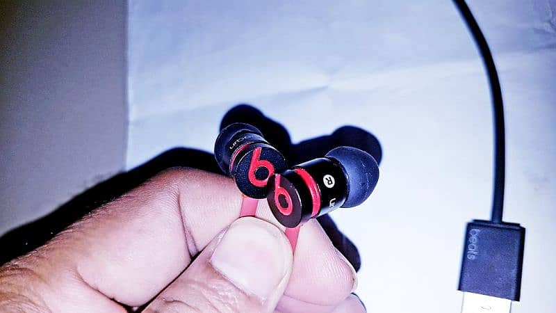 UrBeats Wireless earphones red Black 0