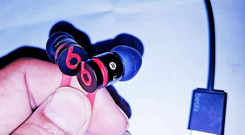 UrBeats Wireless earphones red Black 13