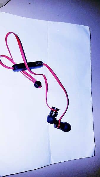 UrBeats Wireless earphones red Black 16