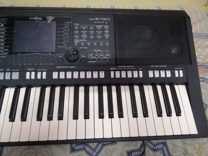 Yamaha PSR s750 with box 2