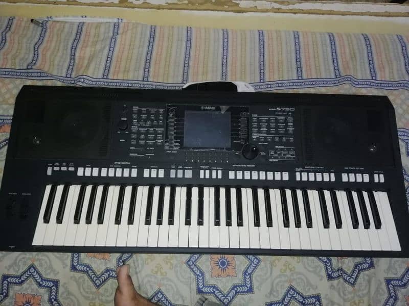 Yamaha PSR s750 with box 7