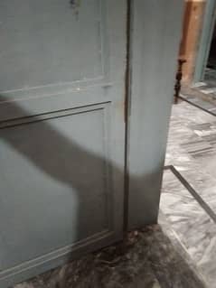 iron door bht hevy kisam ka door he good conditions
