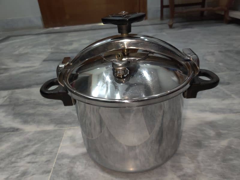 PRESSURE COOKER STAINLESS STEEL IMPORTED BRAND 10 LTR 1