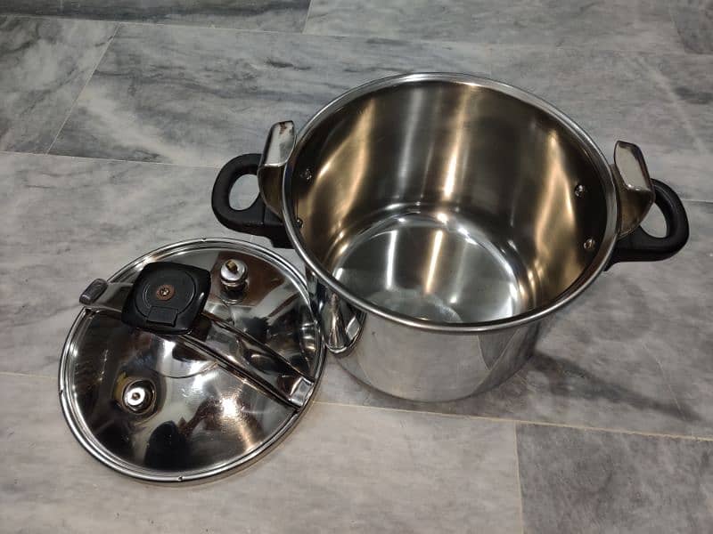 PRESSURE COOKER STAINLESS STEEL IMPORTED BRAND 10 LTR 3