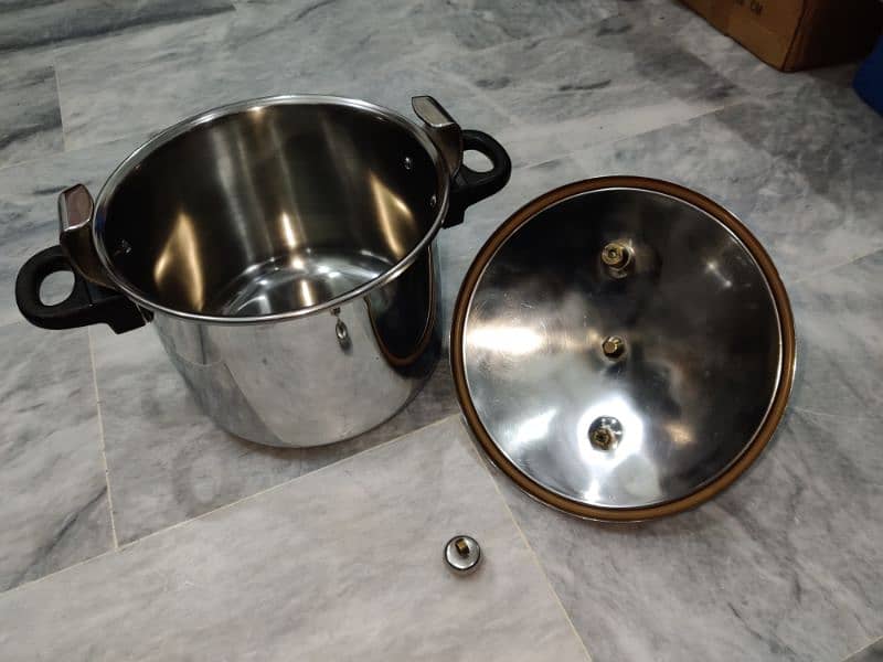 PRESSURE COOKER STAINLESS STEEL IMPORTED BRAND 10 LTR 4