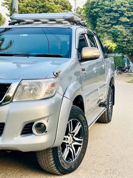 Toyota hilux Vigo Champ model 2011 6