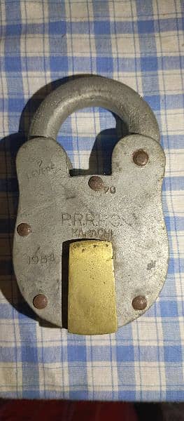 antique heavy door lock 1
