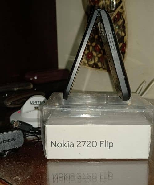 NOKIA 2720 FLIP PHONE BOX 4G 3