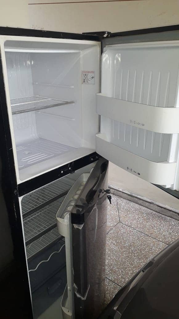 Orient Refrigerator/ Fridge (Medium sized) 1