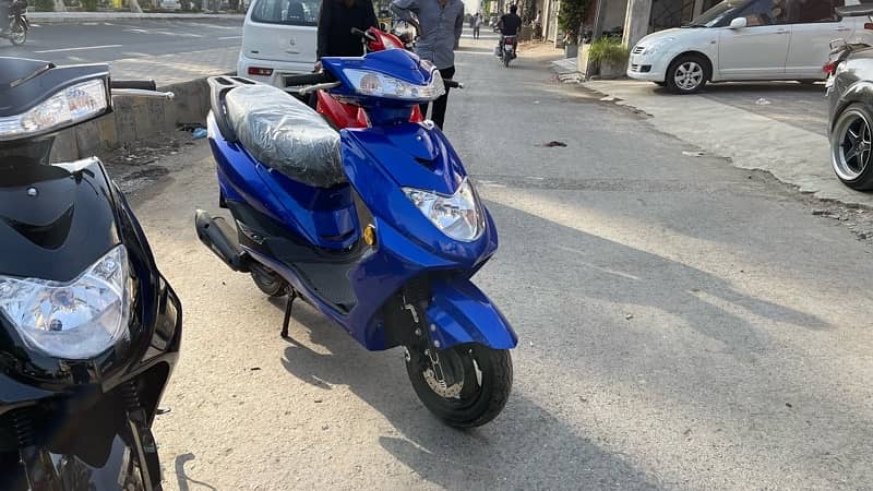 Automatic scooty 100cc petrol operated like ow Jupiter with self start 2