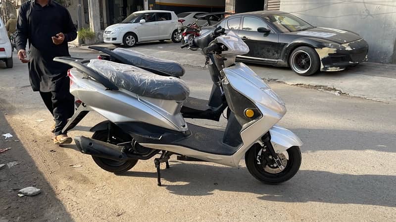 Automatic scooty 100cc petrol operated like ow Jupiter with self start 10