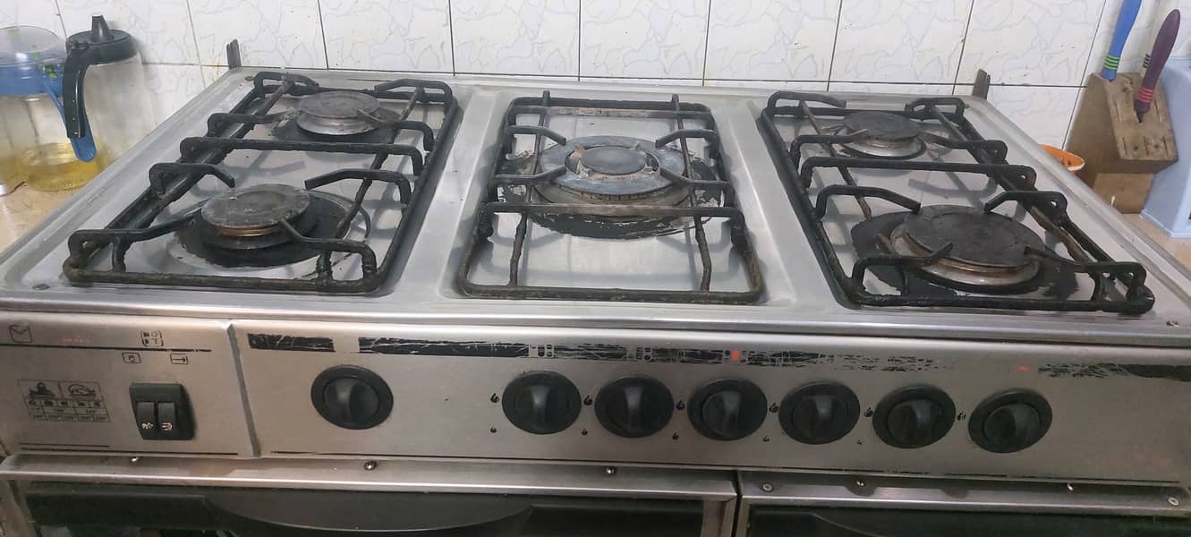 Cooking Range with 5 stoves and baking 1