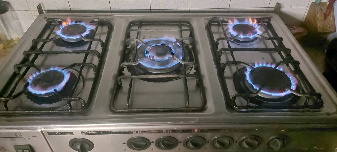Cooking Range with 5 stoves and baking 3