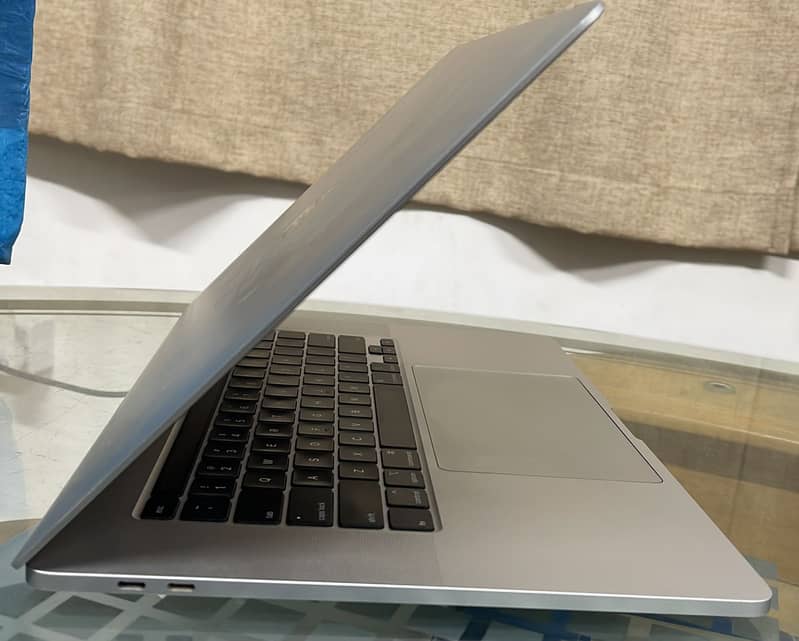 MacBook Pro 2019 - Core i7 - 16inches 3