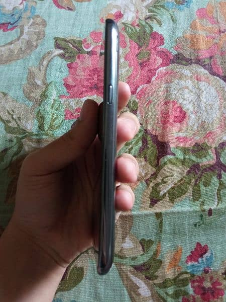 Samsung Galaxy Note 2, (2GB & 16GB). 5