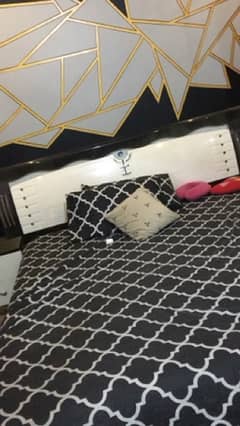 complete bed set in good condition 0