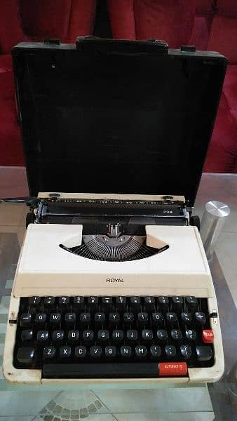 Royal typewriter antique working condition 0