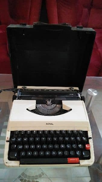 Royal typewriter antique working condition 1