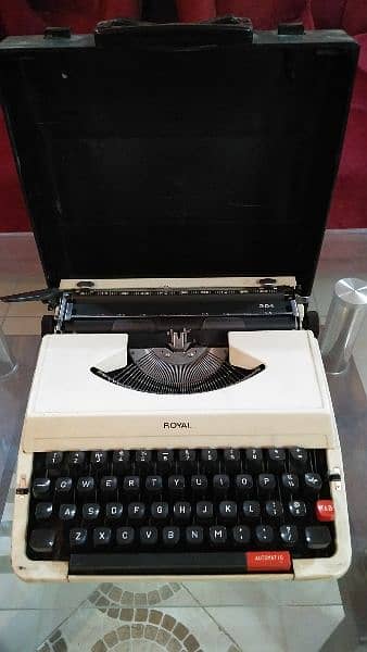 Royal typewriter antique working condition 3