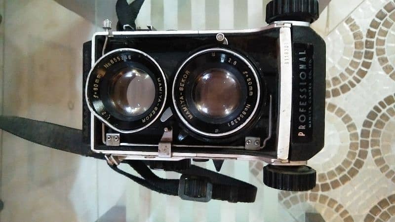 old antique camera 0