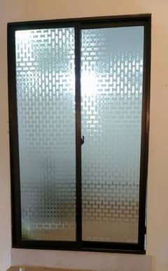 I am selling a sliding door with good condition 0