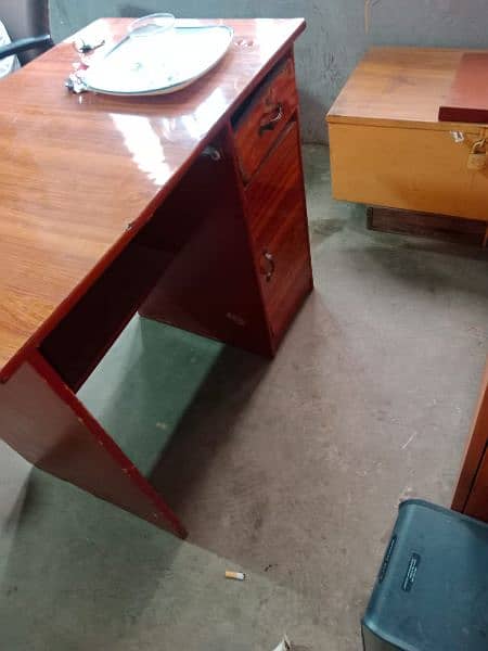 Beautiful computer table for sale urgently 1