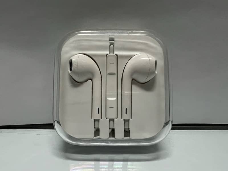 EarPods (3.5mm Headphone Plug) 0