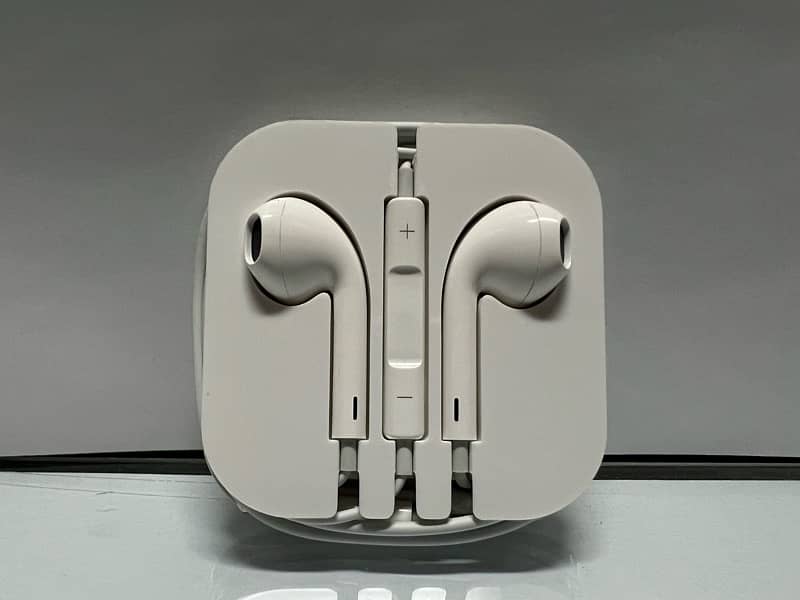 EarPods (3.5mm Headphone Plug) 2