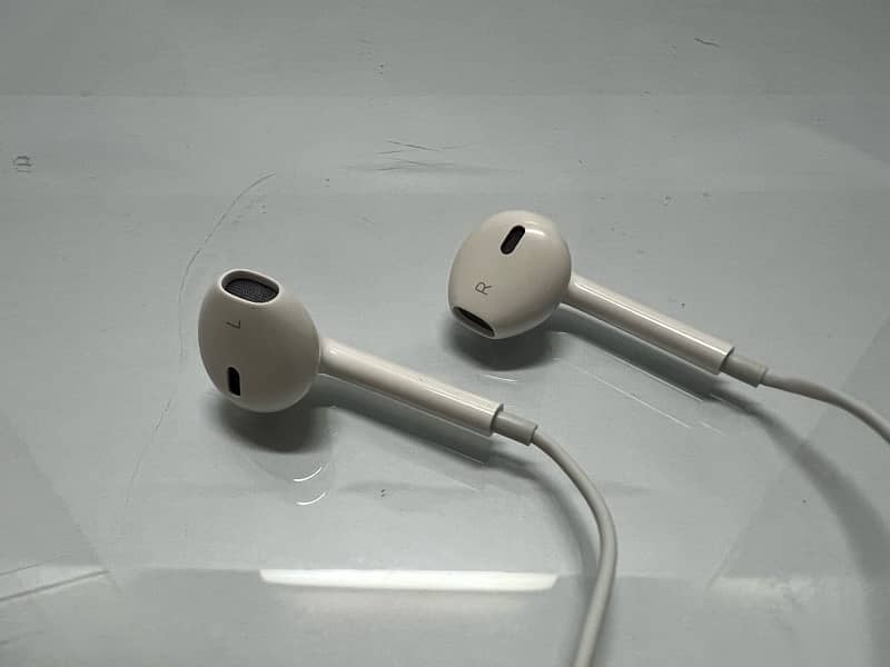 EarPods (3.5mm Headphone Plug) 3