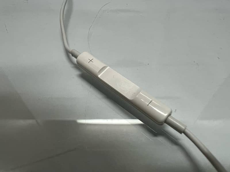 EarPods (3.5mm Headphone Plug) 4