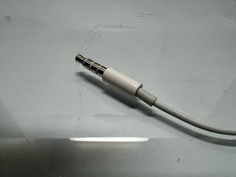 EarPods (3.5mm Headphone Plug) 6