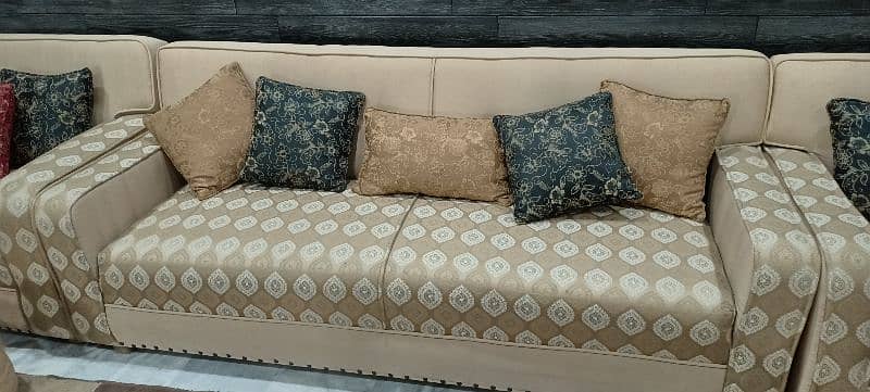 7 seater sofa set in Excellent condition 3