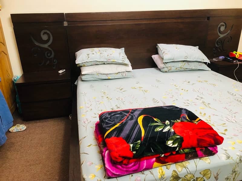 king size bed set . includes bed , side tables 1
