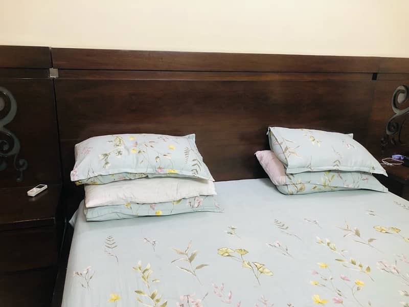 king size bedroom set . includes bed , side tables , dressing table 7