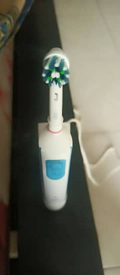 ORAL B RECHARGEABLE TOOTHBRUSH D100 0