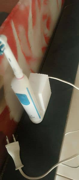 ORAL B RECHARGEABLE TOOTHBRUSH D100 5