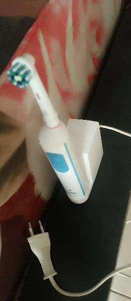 ORAL B RECHARGEABLE TOOTHBRUSH D100 6